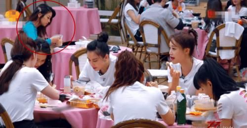 关系|《乘风破浪》中最没存在感姐姐,吃饭暴露真实关系,只有她独自一人