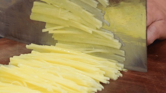 技巧|炒土豆丝前,用水冲洗就错了40年大厨教你3大技巧,脆爽不粘锅