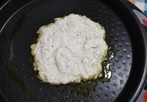 上桌|明日立秋,这道素饼给家人吃,一拌一煎上桌块,外酥里嫩,很美味