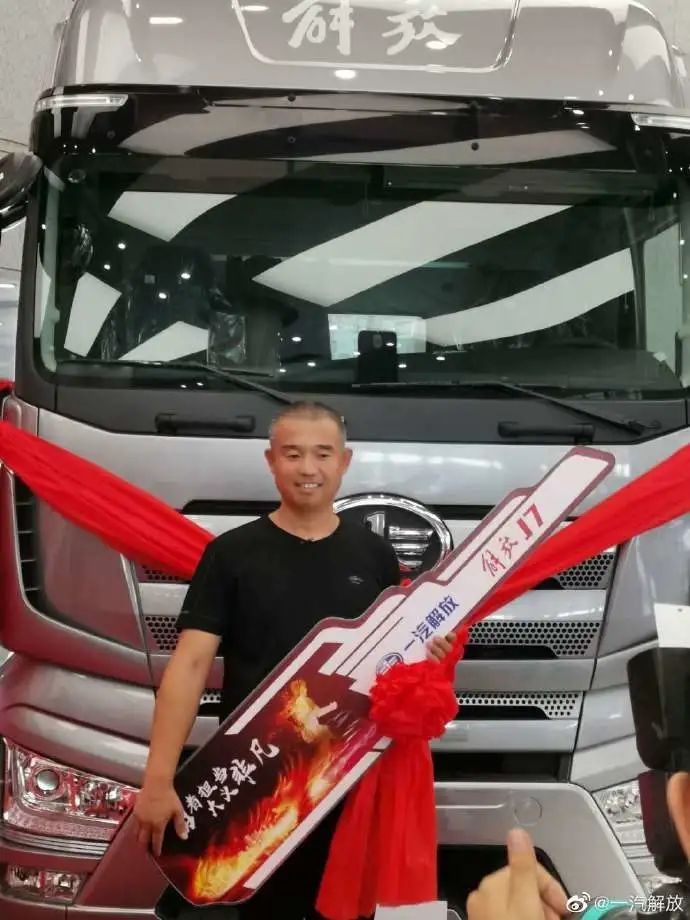  后续|超暖后续！冒死开“火车”驶离闹市的司机，获赠新车