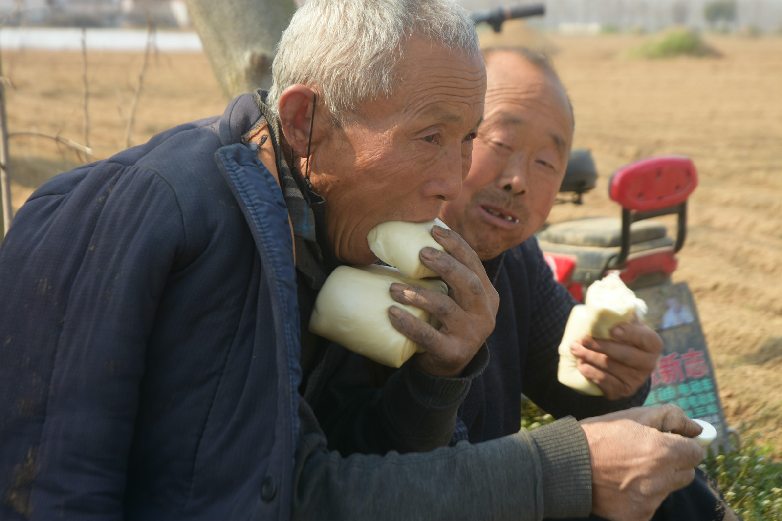  大锅饭|农村难得一见的大锅饭，一手捏3个馒头蹲地吃，场面壮观