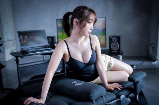  伊织|日本COSER伊织萌拍摄电竞椅代言美照 女孩子打游戏也超猛
