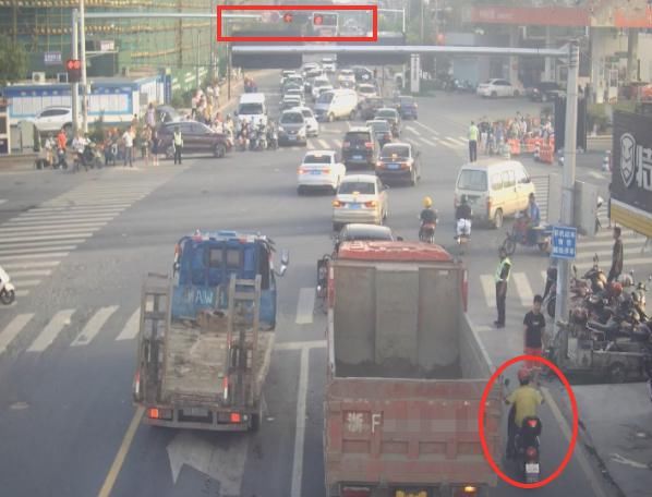  停二看三通|又一起！电动车被卷进货车车底，车主…