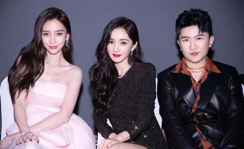  比美|双杨姐妹花久违同框，在线比美不分上下，同款指甲油力证闺蜜情