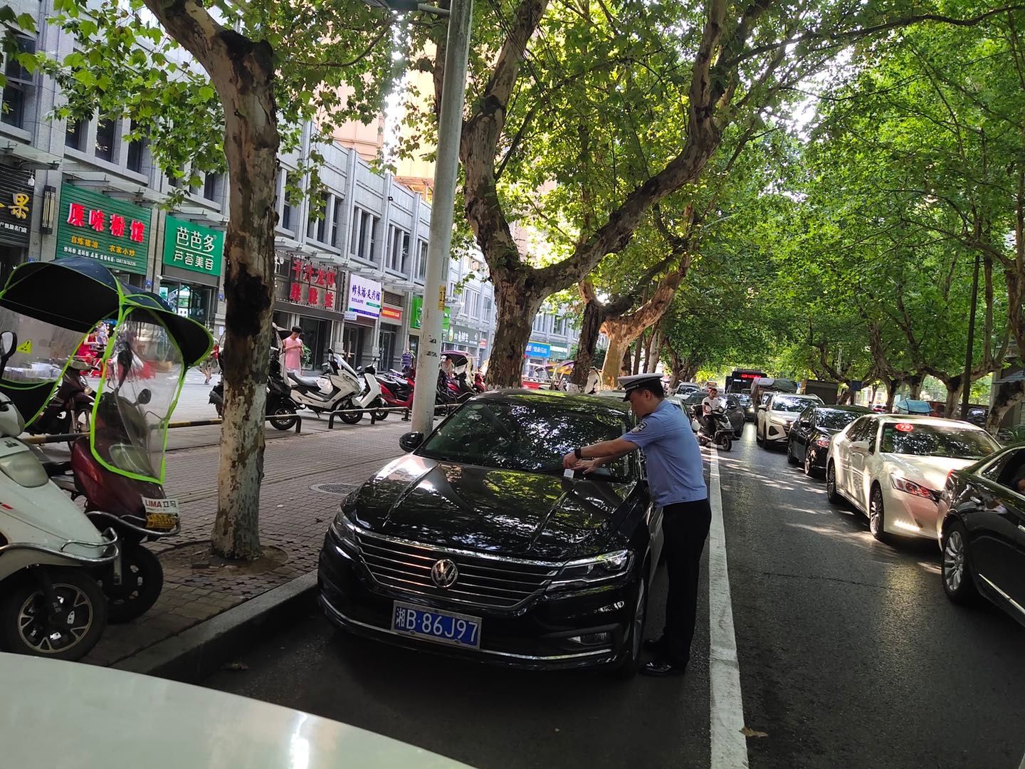乱停乱放|芦淞交警加强违停整治，9月以来查处违停车四千余辆