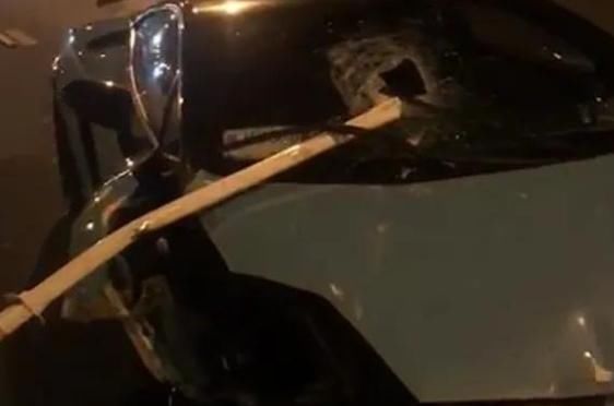  不见踪影|兰博基尼凌晨撞飞隔离栏，铁栏杆穿玻璃！事发后司机不见踪影