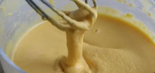  松软|平底锅玉米面煎饼，不用油也松软，撒把葡萄干更有嚼劲