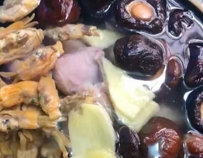  猪蹄|美味的猪蹄汤炖好了，爱美的女性朋友赶紧做起来吧