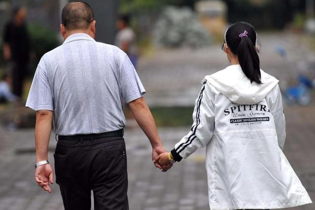 坐姿|姐弟俩地铁上的“坐姿”火了，乘客盛赞：教养是孩子最好的名片