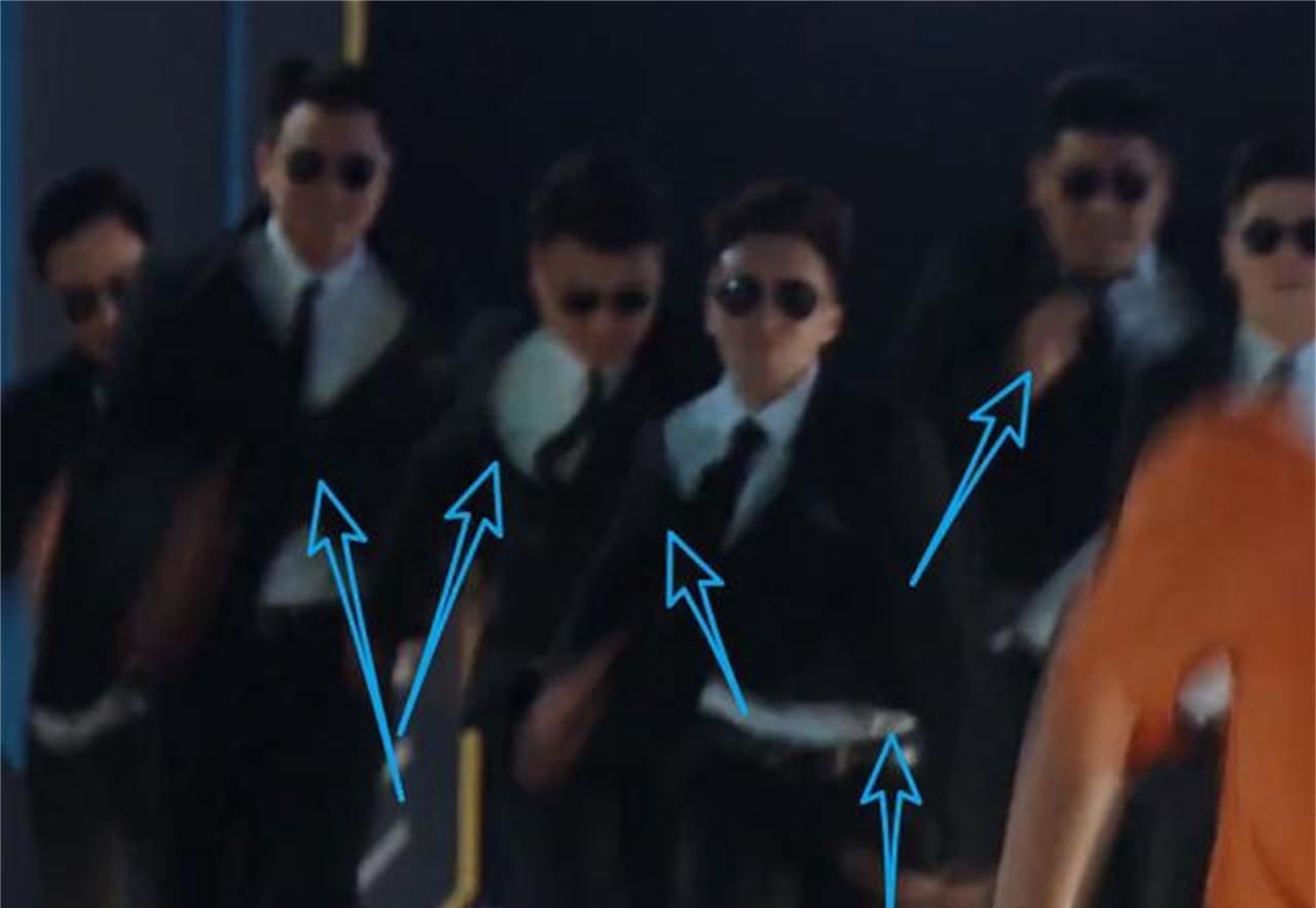  奔跑|郭麒麟主动握手黑衣人，引发全场爆笑，《奔跑吧》节目综艺感满分