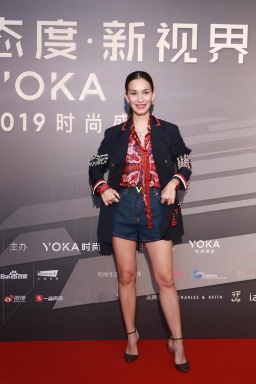 搭配|卢靖姗越看越美,穿基本款短裤参加活动,多看两眼就移不开视线