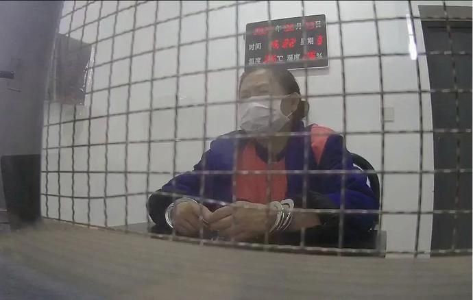 专案组|【视频直击】女子药中提炼制造冰毒，警方破窗抓嫌犯