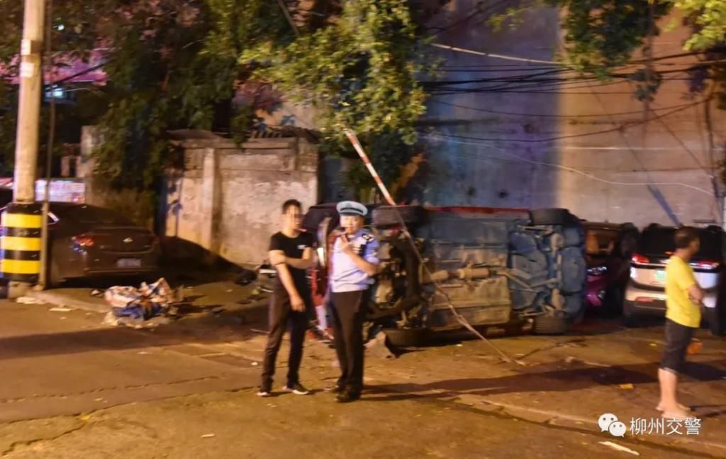  驾驶|轿车顶着电动车猛冲30多米！司机下车惊恐：人去哪了？