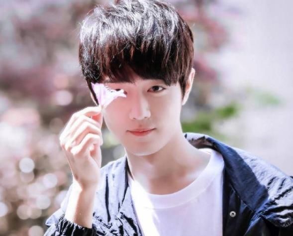  落泪|肖战无缘央视中秋晚会？但资源依旧强大，粉丝暖心回应令人落泪！