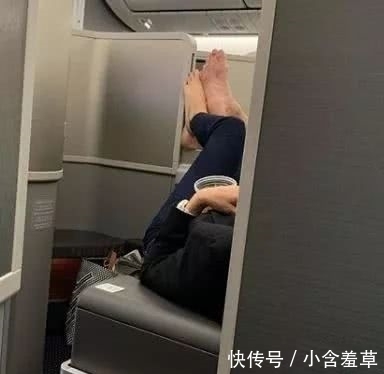 弥漫|头等舱内男女公开“调情”，“腥臭”味弥漫机舱，乘客却敢怒不敢言！