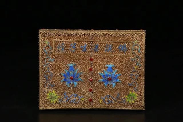  绘制|唐卡用金粉绘制，清代鎏金花丝《佛说善生子经》直接用金银錾刻