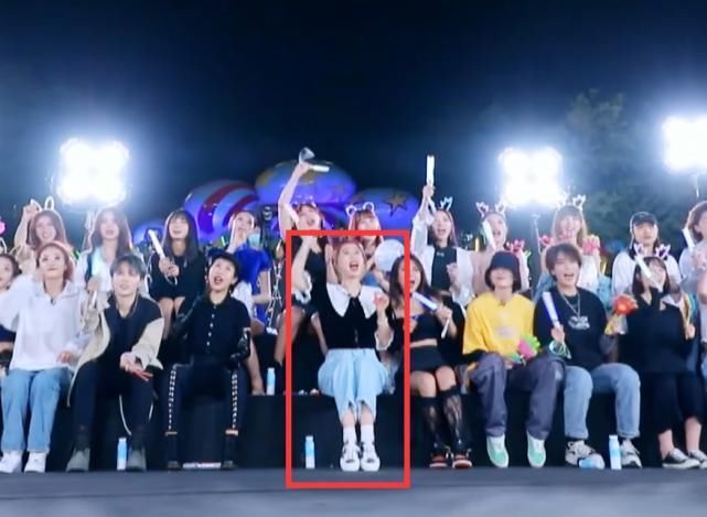  学员|青你2学员出席晚会，虞书欣坐C位，喻言躲王承渲背后“哭泣”