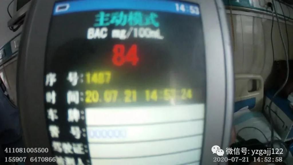  闯红灯|醉驾摩托闯红灯酿事故，不戴头盔伤自身！