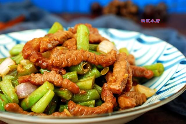 软嫩|炒牛肉又老又柴嚼不动?跟我这样做软嫩爆汁儿,像豆腐一样软