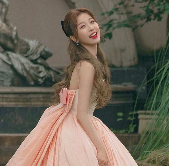 颁奖|金鹰节颁奖嘉宾抢热度，虞书欣可爱营造气氛，李易峰调皮假摔