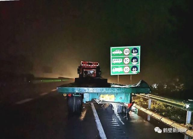高速|濮鹤高速上发生惊险一幕!幸亏……