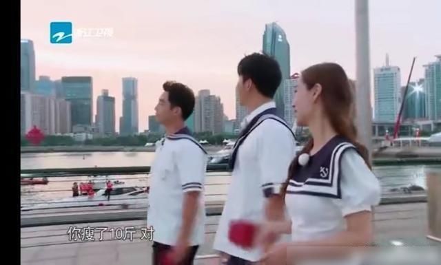  熊抱|跑男郑恺录跑男瘦了10斤，蔡徐坤熊抱郑恺，郑恺带了一朵什么花