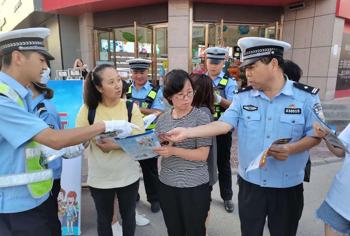 文明一|靖边交警街头开展“车让人 人守规”交通安全宣传劝导活动