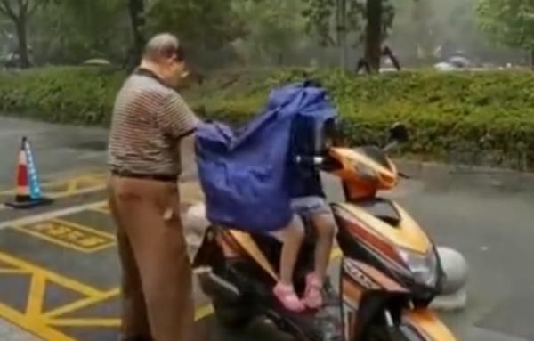 孙女|下雨天爷爷护紧孙女自己被浇透,网友:想到自己爷爷了