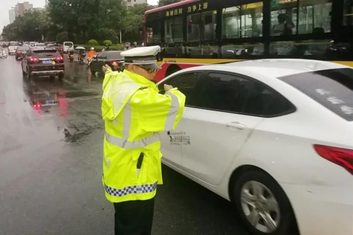  梧州|风里，雨里，梧州交警始终和你在一起！