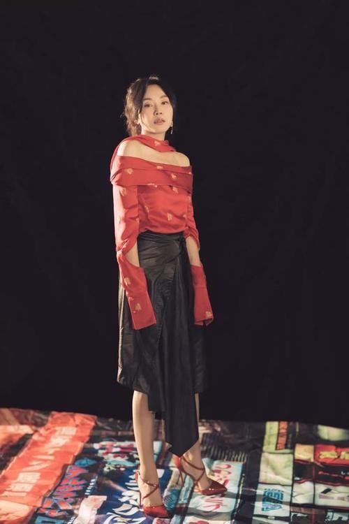 近乎|“风情”闫妮:千娇百媚的彪悍,近乎孩子的简单