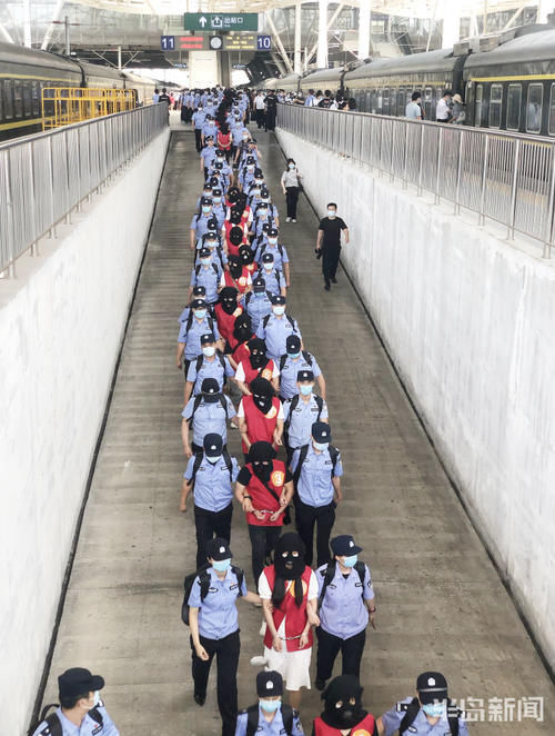  押解|121名嫌疑人被押解回青 特大电信网络诈骗案圆满收关