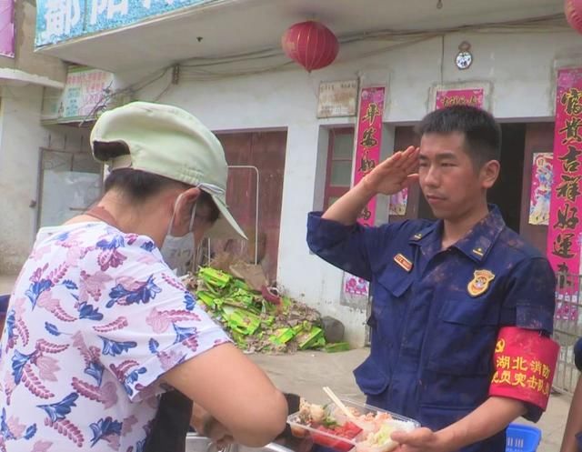 湖北|抗洪一线：江西群众点赞湖北消防