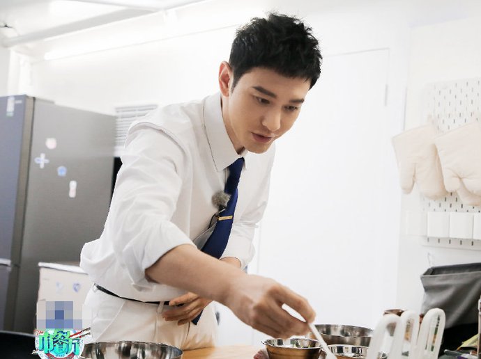  脱妆|《中餐厅》黄晓明来回10趟搬行李，累到脸肿脱妆，节目组过分了