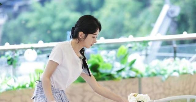  不好意思|《中餐厅》赵丽颖情绪低落，黄晓明暖心安慰，真是个体贴的好老板