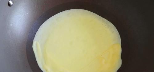 搅散|不需要用烤箱,教你做草莓班戟,比蛋糕店卖的还好吃,简单又好学