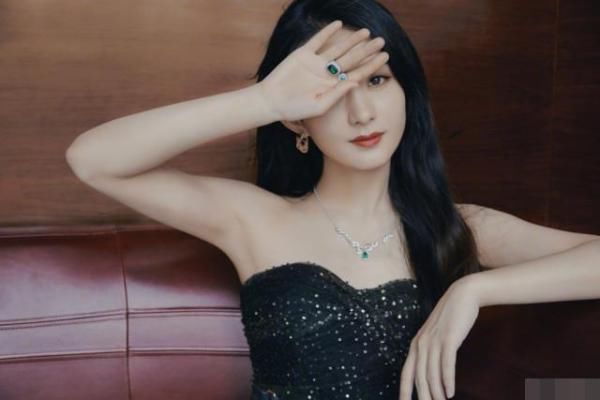  丑陋|赵丽颖遭恶意剪辑？节目中隐形筷子乱搅菜，弹幕里满是人性的丑陋