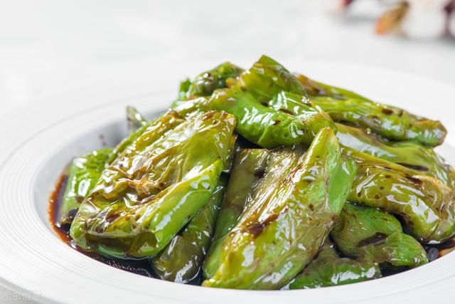 餐桌上|夏天餐桌上怎么能少了这样的凉拌菜,既简单又开胃,吃起来真过瘾