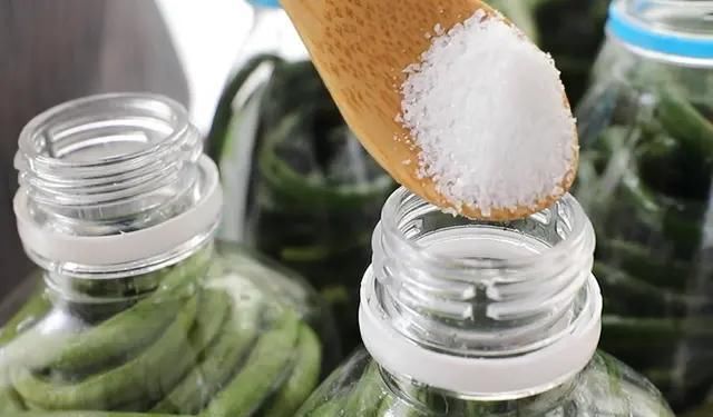 老坛|矿泉水瓶腌酸豆角，酸得正宗，久放不生花，比老坛做的还要好吃！