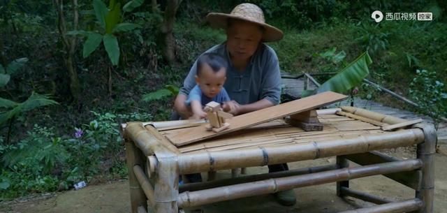  木头|继李子柒后，63岁木工大爷火爆外网，他凭什么月入60万？