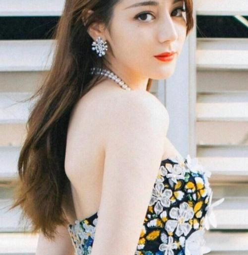 礼服裙|你知道什么叫凹凸有致吗?迪丽热巴穿吊带人鱼裙太仙,腰臀才是绝