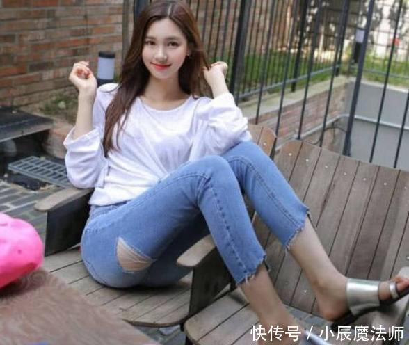 性感|小姐姐爱穿紧身牛仔裤,曲线身材令人羡慕,青春性感女神范十足!