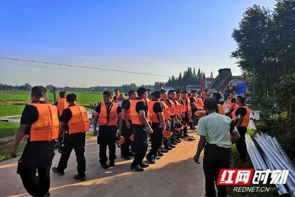  现场|南县一堤段发生“散浸”险情 “堤上的说法”为您科普