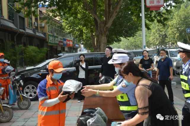 交警|定兴交警为环卫工人送上安全头盔