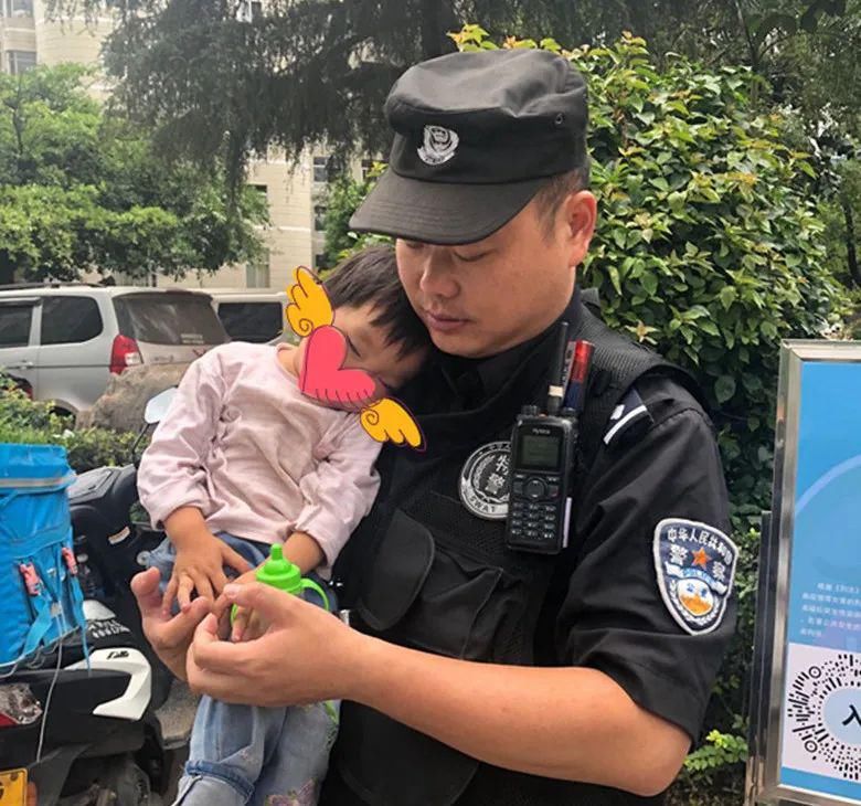  感动|走失孩子靠着民警的肩膀睡着了...感动