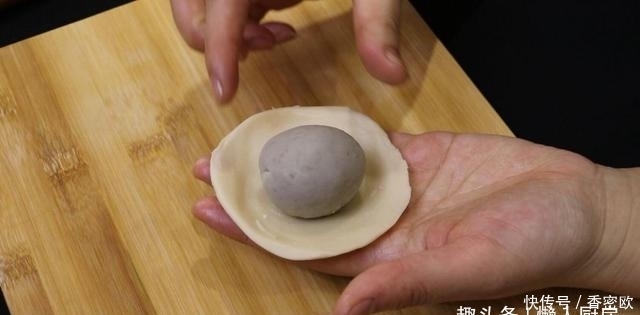 外皮|在家不出门,教你红薯饼的新做法,外皮酥的掉渣,看到它口水直流