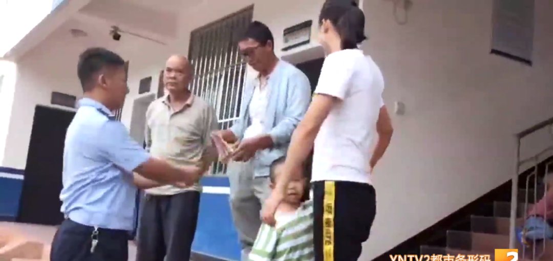  村村民|豪横! 风吹着万元钞票一路飞洒, 他却毫无察觉! 最后……