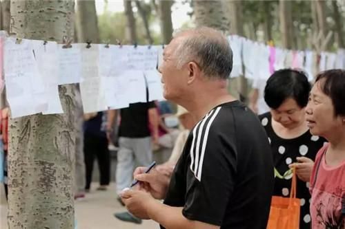 相亲|上海相亲角:上海户口是基本，月薪1万是讨饭，有车有房算三流人