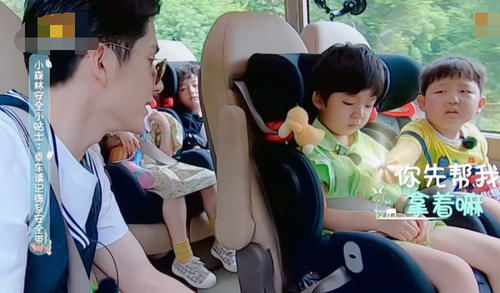  拿给|小孩抠完鼻屎拿给张新成，谁注意他第一秒“反应”？暴露真实人品