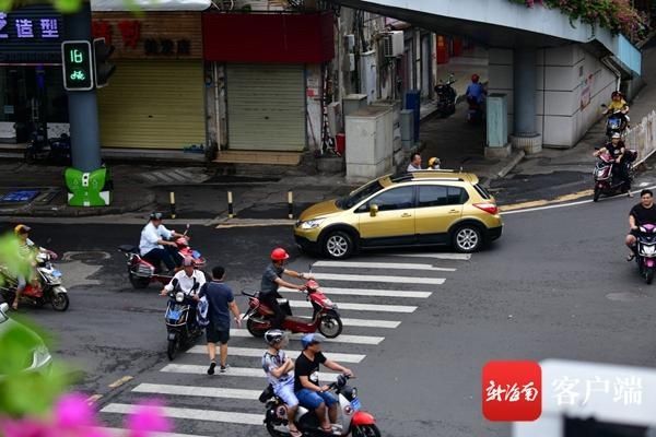非机动车道|不文明交通行为曝光台 | 海口部分机动车行为扰人“忧”：“任性”停车、随意变道……