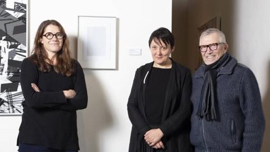  打字机|新西兰女子用打字机在A4纸上打印了上千个斜杠线，意外获绘画大奖